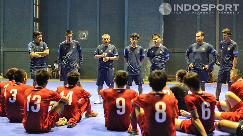 Dadang Iskandar saat memberi pengarahan usai laga uji coba kontra Carlsberg Vamous. 